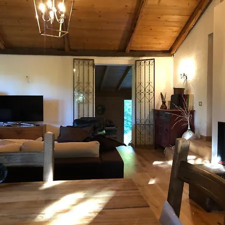 Leonard House In The Wood شاليه بينابيلي