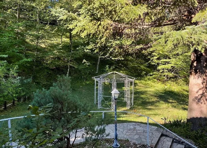 Leonard House In The Wood بينابيلي